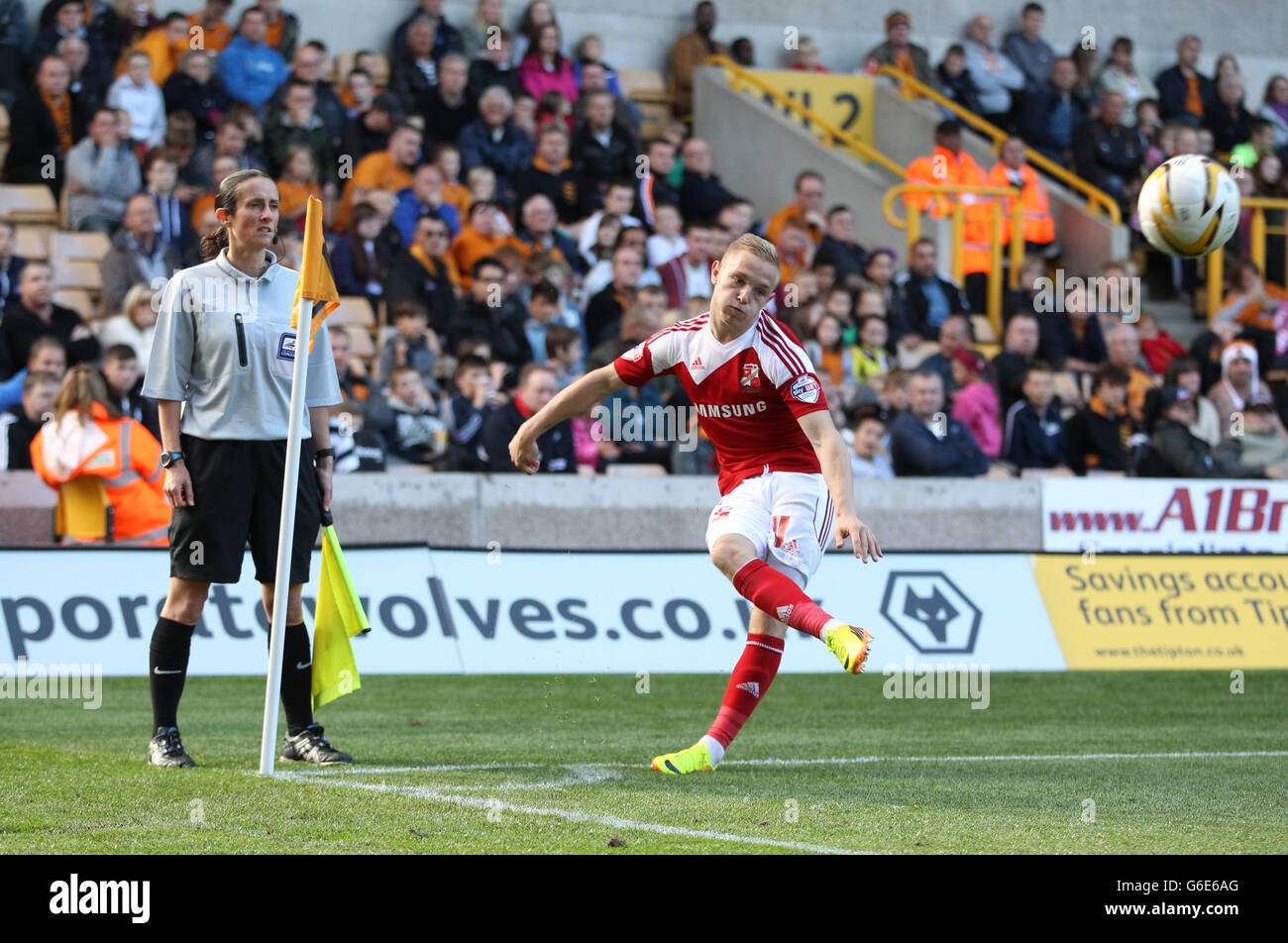 L'assistante arbitre Amy Fearn regarde Alex Pritchard de Swindon Town prendre un coin et ensuite remplacer l'arbitre original Gary Sutton après la 88e minute pendant le match de Sky Bet League One au Molineux, Wolverhampton.APPUYEZ SUR ASSOCIATION photo.Date de la photo: Samedi 14 septembre 2013.Voir PA Story FOOTBALL Wolves.Le crédit photo devrait se lire comme suit : Nick Potts/PA Wire.RESTRICTIONS : usage éditorial uniquement.45 images maximum pendant une comparaison.Pas d'émulation vidéo ni de promotion en direct.Aucune utilisation dans les jeux, les compétitions, les marchandises, les Paris ou les services d'un seul club/joueur.Aucune utilisation avec les fichiers audio, vidéo non officiels, Banque D'Images