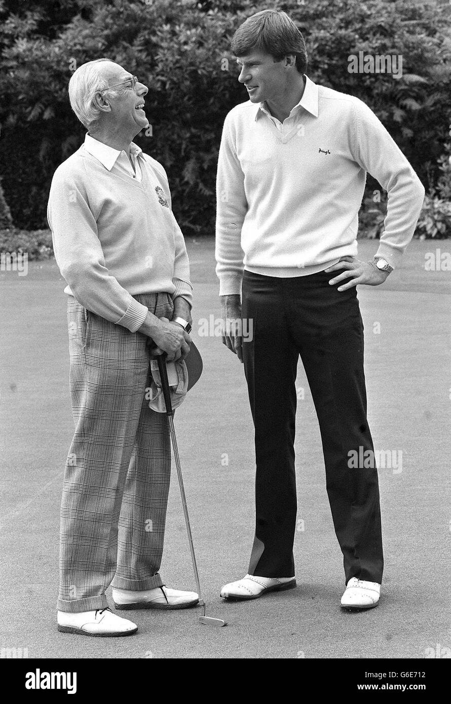 Nick Faldo, le nouveau champion de golf de Grande-Bretagne (à droite), partage une blague avec Denis Thatcher lors du tournoi PGA Pro-AM à Sunningdale. Banque D'Images