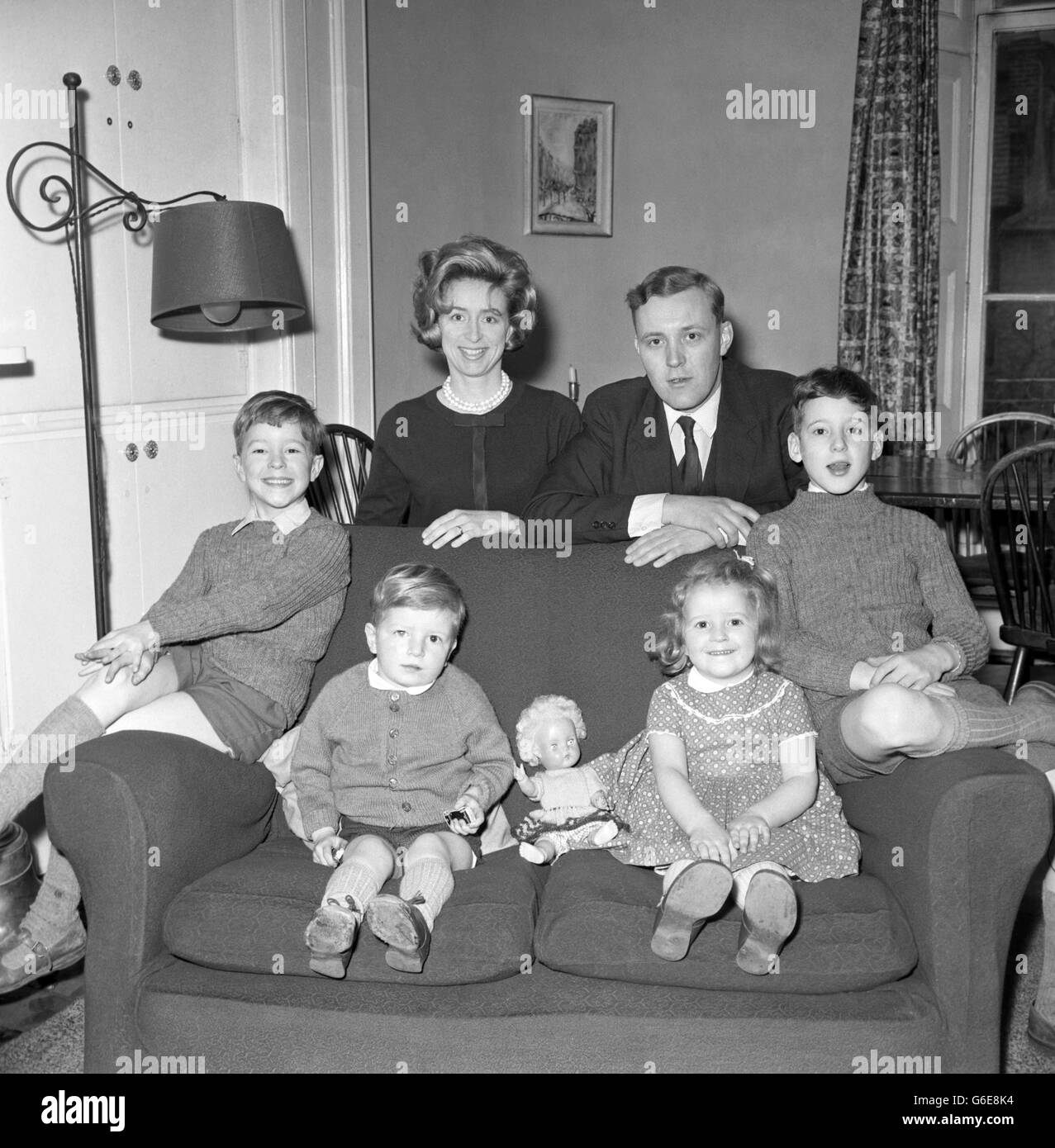 M. ANTHONY WEDGWOOD BENN, qui lutte pour conserver son siège à la Chambre des communes, photographié chez lui à Londres avec sa femme américaine, Caroline, et quatre enfants de gauche à droite - HILARY, 7: JOSHUA, 2: MELISSA, 4: Et STEPHEN, 9. Banque D'Images