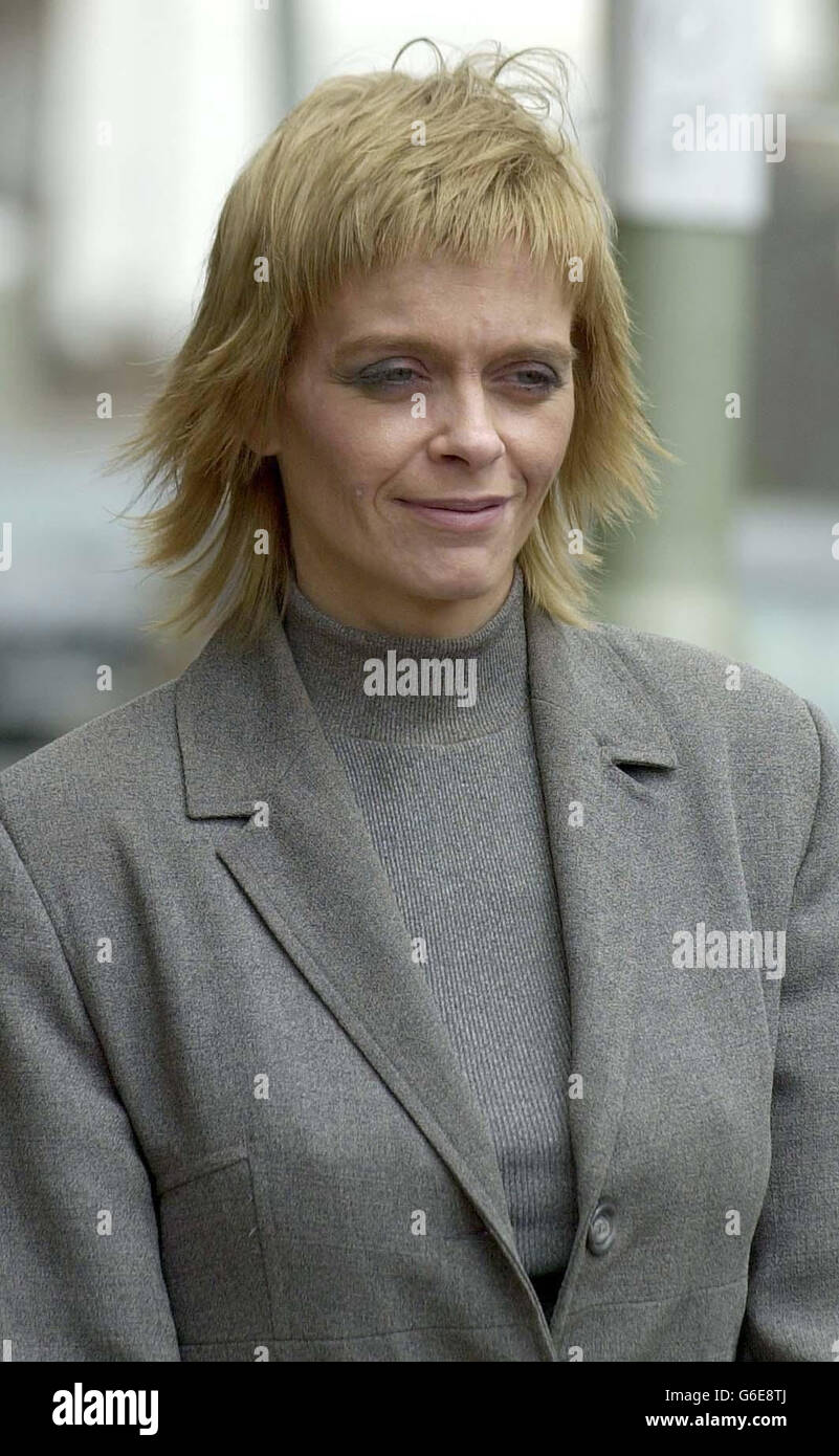 Escorte girl, Nicola Richardson, 36 ans, devant le tribunal de comté de Brighton.Richardson, poursuit le magnat de la propriété de 50 ans Ian Howie pour des milliers de livres de cadeaux, y compris deux voitures, des vêtements de designer et des meubles qu'elle prétend lui avoir donné.* Howie, qui purge actuellement une peine de six ans d'emprisonnement pour avoir tenté d'embaucher un homme de la main pour tuer son amant, a nié que les articles étaient des cadeaux et contre-intente Mme Richardson, East Sussex. Banque D'Images Escorte girl, Nicola Richardson, 36 ans, devant le tribunal de comté de Brighton.Richardson, poursuit le magnat de la propriété de 50 ans Ian Howie pour des milliers de livres de cadeaux, y compris deux voitures, des vêtements de designer et des meubles qu'elle prétend lui avoir donné.* Howie, qui purge actuellement une peine de six ans d'emprisonnement pour avoir tenté d'embaucher un homme de la main pour tuer son amant, a nié que les articles étaient des cadeaux et contre-intente Mme Richardson, East Sussex. Banque D'Images