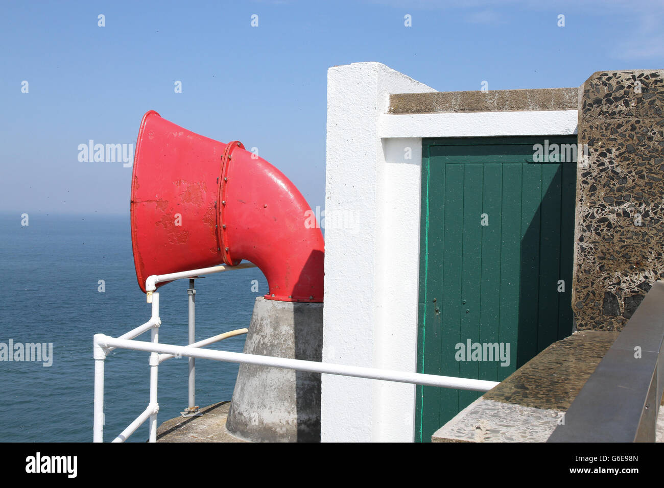 La corne de brume à l'Ouest Lighthouse - également un centre d'oiseaux de mer RSPB - sur l'île de Rathlin, comté d'Antrim, en Irlande du Nord. Banque D'Images