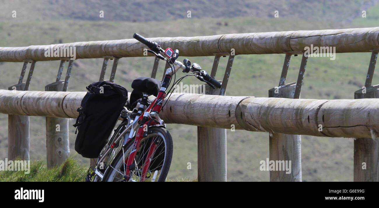 Sacoches de vélo avec contre clôture sur l'île de Rathlin, comté d'Antrim, en Irlande du Nord. Banque D'Images
