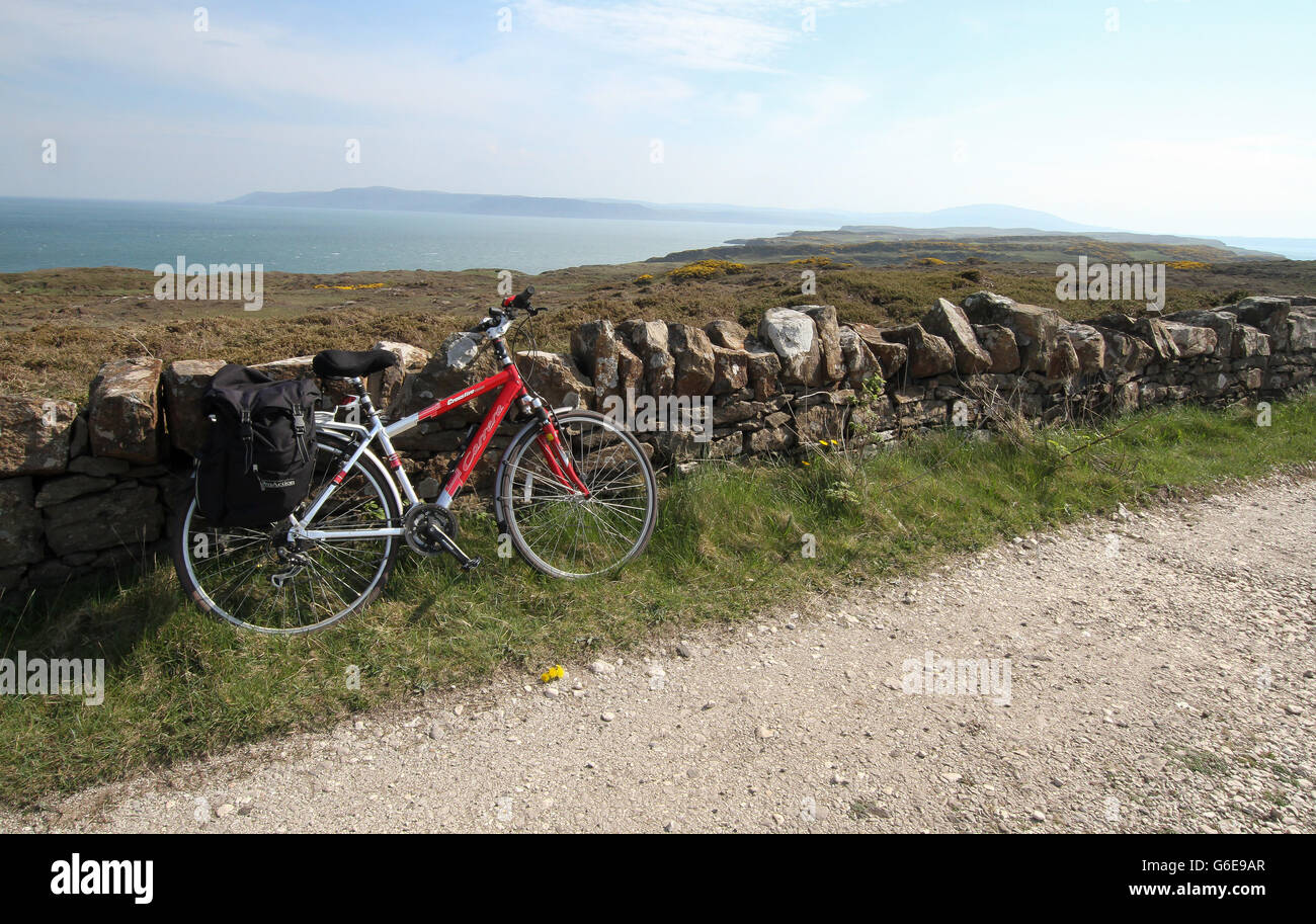 Sacoches de vélo avec contre mur sur l'île de Rathlin, comté d'Antrim, en Irlande du Nord. Banque D'Images