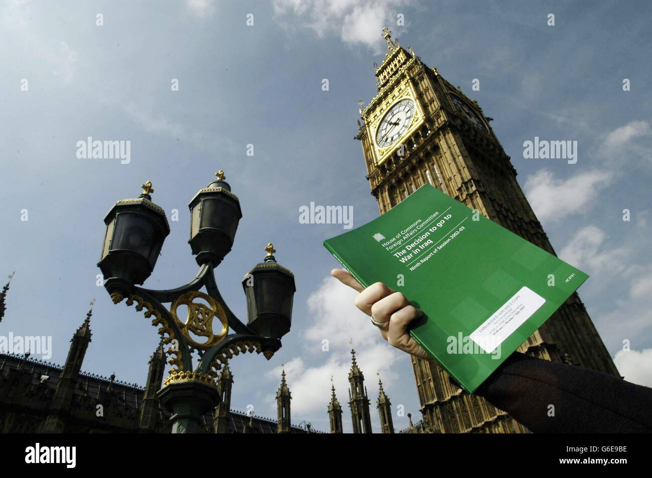 La décision d'entrer en guerre dans le neuvième rapport de session 2003 de la Commission des affaires étrangères de l'Iraq, une conférence de presse s'est tenue aujourd'hui à la Maison Portcullis. * la commission a conclu aujourd'hui que le gouvernement a sapé la crédibilité de son cas de guerre en produisant le deuxième dossier « douteux » sur les armes iraquiennes. Le document a été publié le 3 février, deux semaines avant que les députés n'aient voté sur l'envoi de troupes britanniques à la guerre. Banque D'Images