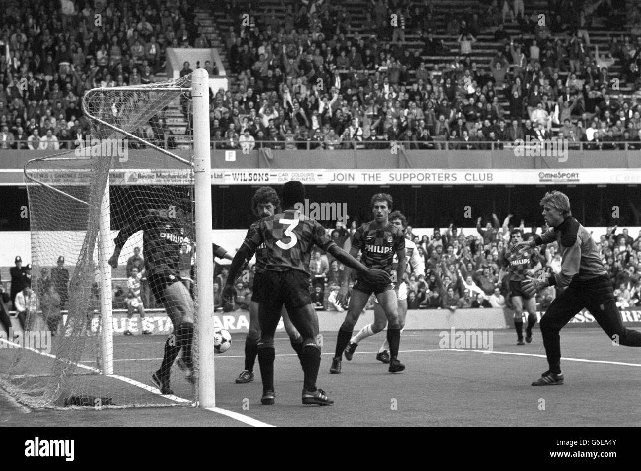 Le gardien de but de la ville de Man Perry Suckling (à droite) revient au but tandis que le coéquipier John Gidman (à gauche) éloigne le ballon de la ligne de but lors d'un match contre QPR sur Loftus Road. Banque D'Images