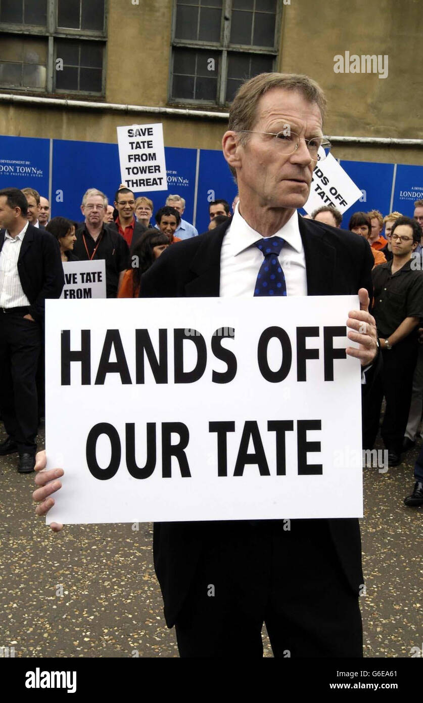 Nicholas Serota, directeur de Tate, devant le Tate Modern sur la rive sud de Londres, où il s'est joint aux manifestants s'opposant à la construction d'une nouvelle tour à côté de la galerie (le site proposé est entouré de planches bleues). Banque D'Images