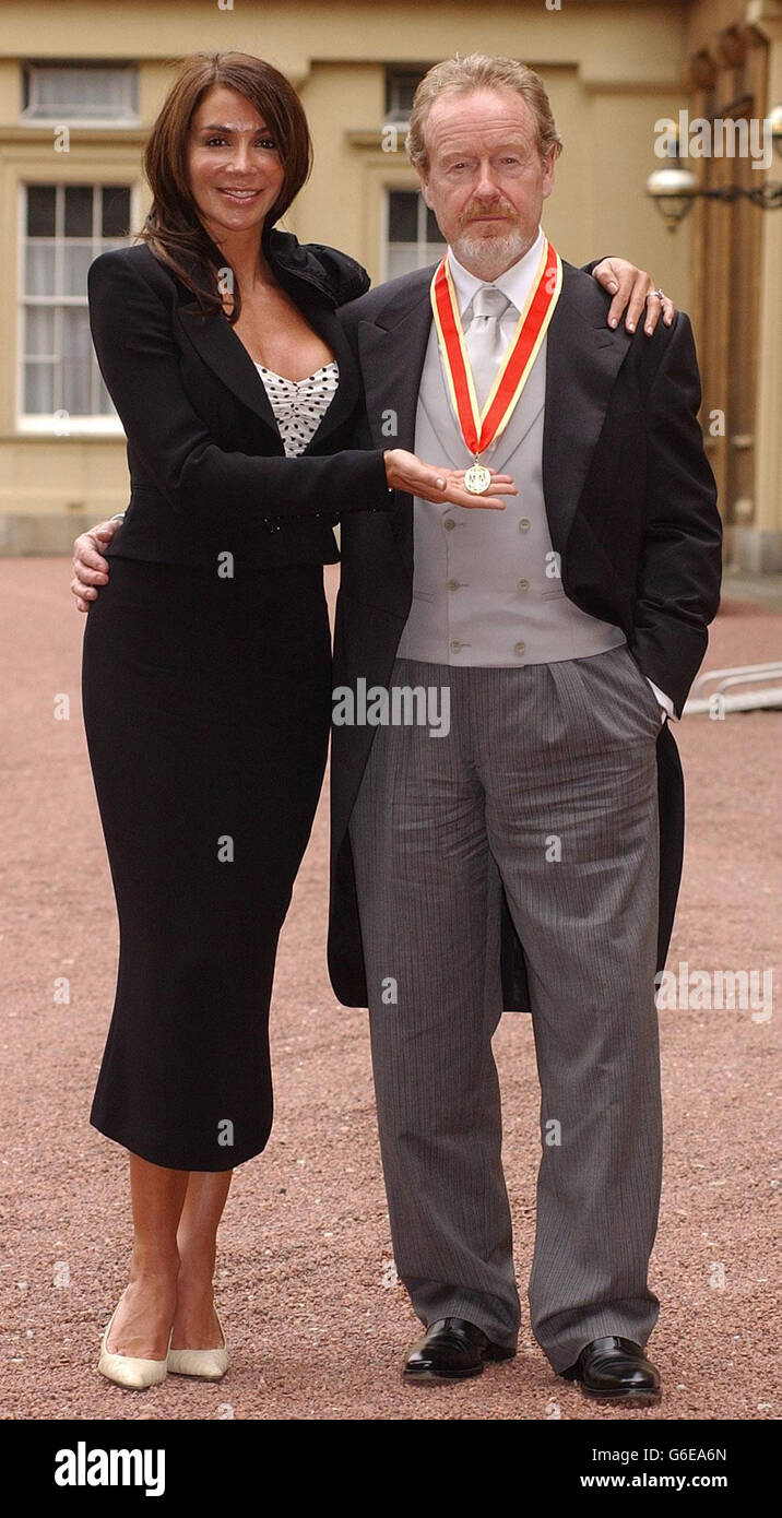 Le réalisateur Sir Ridley Scott et la petite amie Giannina Fascio au Palais de Buckingham, à Londres, après que Sir Ridley ait été chevalier par la reine Elizabeth II Banque D'Images