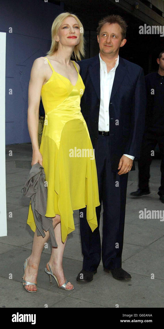 L'actrice Cate Blanchett et son mari Andrew Upton posent pour les photographes alors qu'ils arrivent au NFT (National film Theatre) à Londres, avant une projection spéciale de son dernier film Veronica Guerin. Banque D'Images