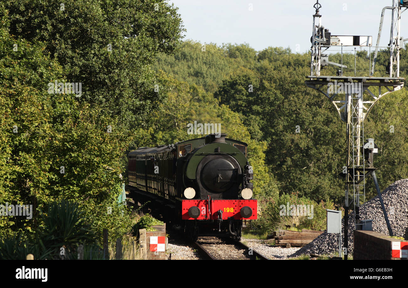 La locomotive du chemin de fer à vapeur de l'île de Wight 'Royal Engineer' arrive à la gare de Havenstreet sur l'île de Wight. APPUYEZ SUR ASSOCIATION photo. Date de la photo : jeudi 5 septembre 2013. Le crédit photo devrait se lire: Yui Mok/PA Wire Banque D'Images