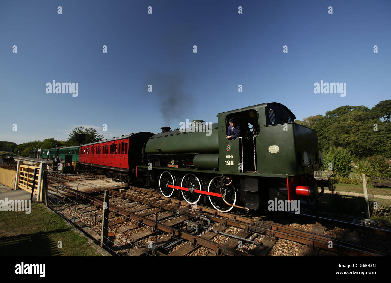 La locomotive du chemin de fer à vapeur de l'île de Wight 'Royal Engineer' quitte la gare de Havenstreet sur l'île de Wight. APPUYEZ SUR ASSOCIATION photo. Date de la photo : jeudi 5 septembre 2013. Le crédit photo devrait se lire: Yui Mok/PA Wire Banque D'Images