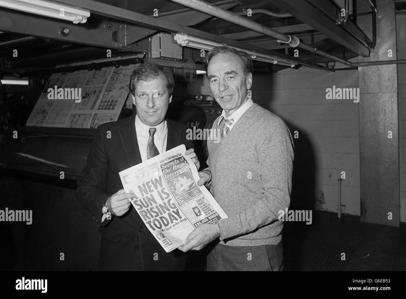 Rupert Murdoch, propriétaire de journaux, détient des copies du Sun à ses nouvelles œuvres d'impression de haute technologie à Wapping, dans l'est de Londres. Banque D'Images