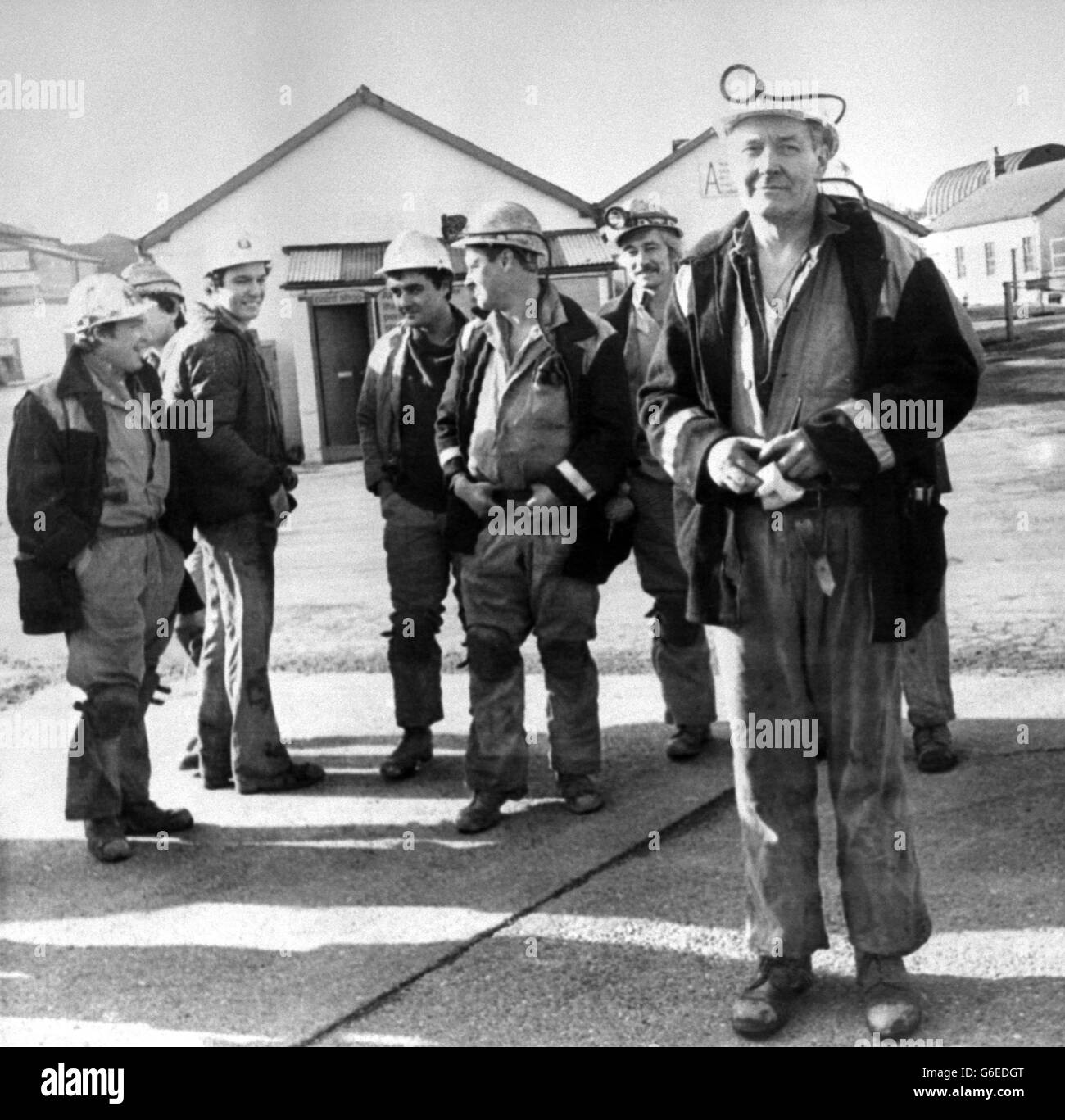 M. Tony Benn portant la combinaison de mines qu'il a achetée lorsqu'il était secrétaire à l'énergie, responsable de l'industrie minière, dans la cour de la mine de charbon Arkwright, près de Chesterfield, après avoir visité la dérive neuf. M. Benn conteste l'élection partielle à Chesterfield le 1er mars. Banque D'Images