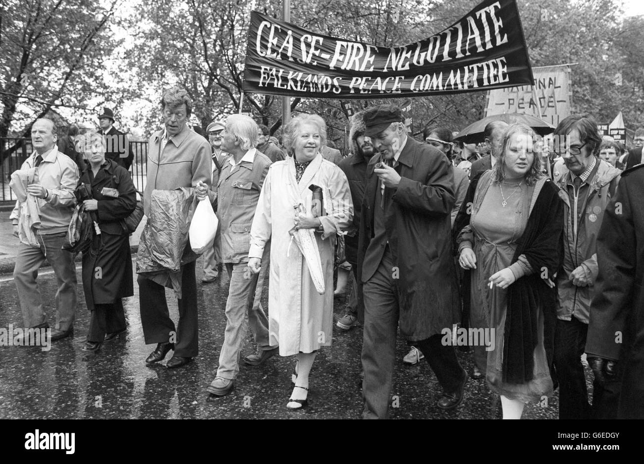 Tony Benn, député travailliste, et Judith Hart, participent à la marche de la paix de Hyde Park à un rassemblement à Trafalgar Square, Londres. Il a été demandé par le Comité spécial pour la paix dans les Malouines. Banque D'Images