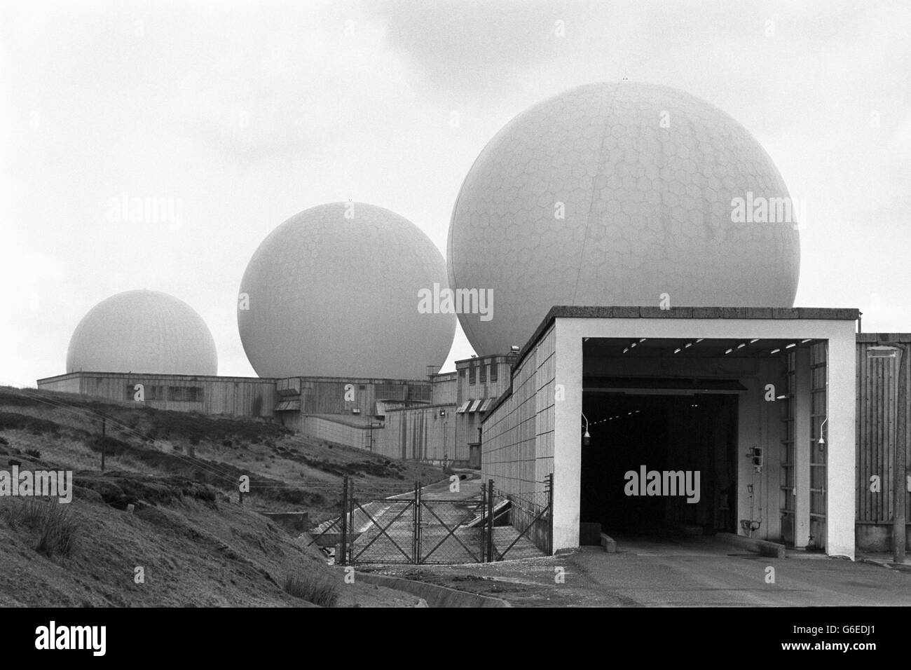 L'entrée des dômes radar de la RAF Fylingdales, la station d'alerte précoce de Grande-Bretagne sur les landes du Yorkshire.En cas d'attaque de missiles nucléaires contre le Royaume-Uni, les radars vont repérer les missiles balistiques quelques fractions de seconde après leur lancement. Banque D'Images