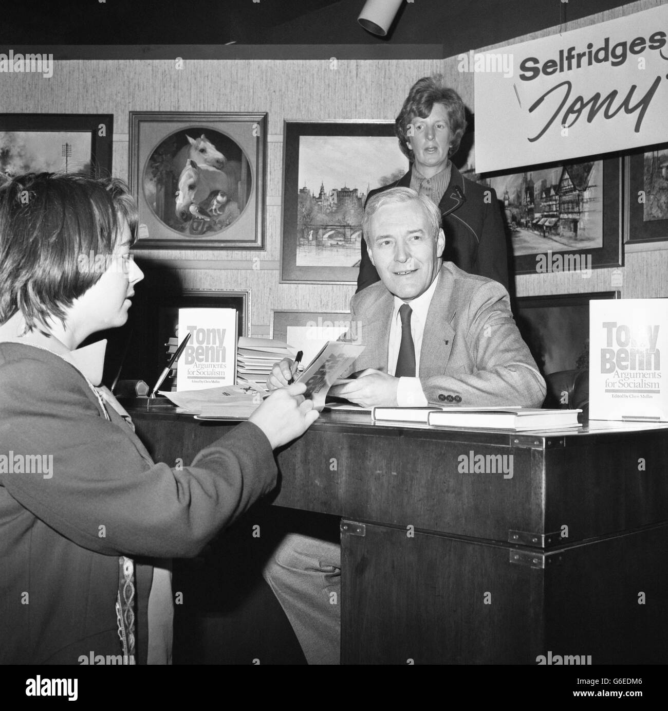 L'ancien secrétaire à l'énergie, M. Anthony Wedgwood Benn, au grand magasin Selfridges de Londres, a signé des copies de son nouveau livre, « argument pour le socialisme ». Banque D'Images