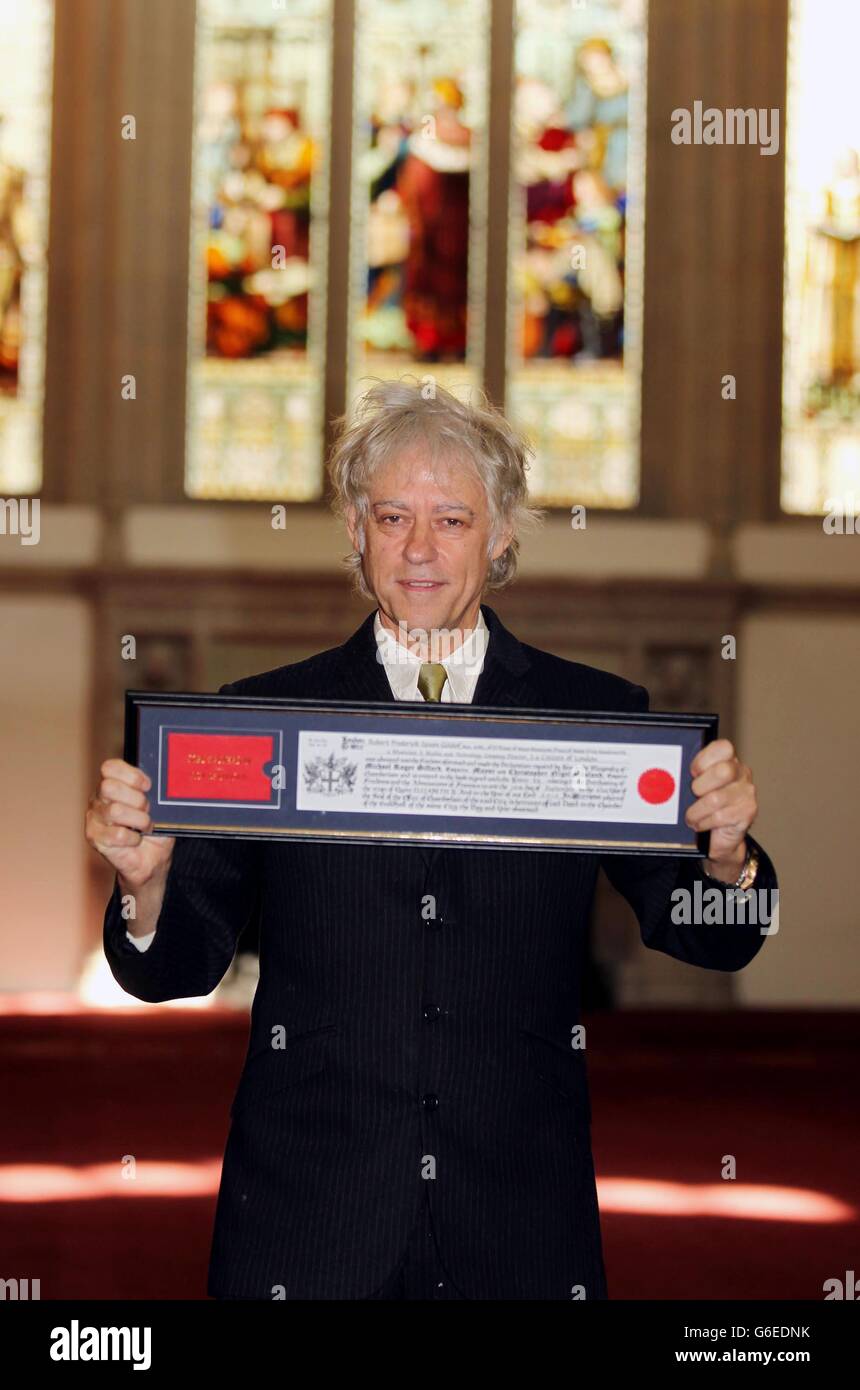 Le chanteur Bob Geldof reçoit la liberté de la ville de Londres en reconnaissance de ses services à la musique et de sa contribution exceptionnelle à la justice sociale internationale et à la paix lors d'une cérémonie au Guildhall de la ville de Londres. Banque D'Images