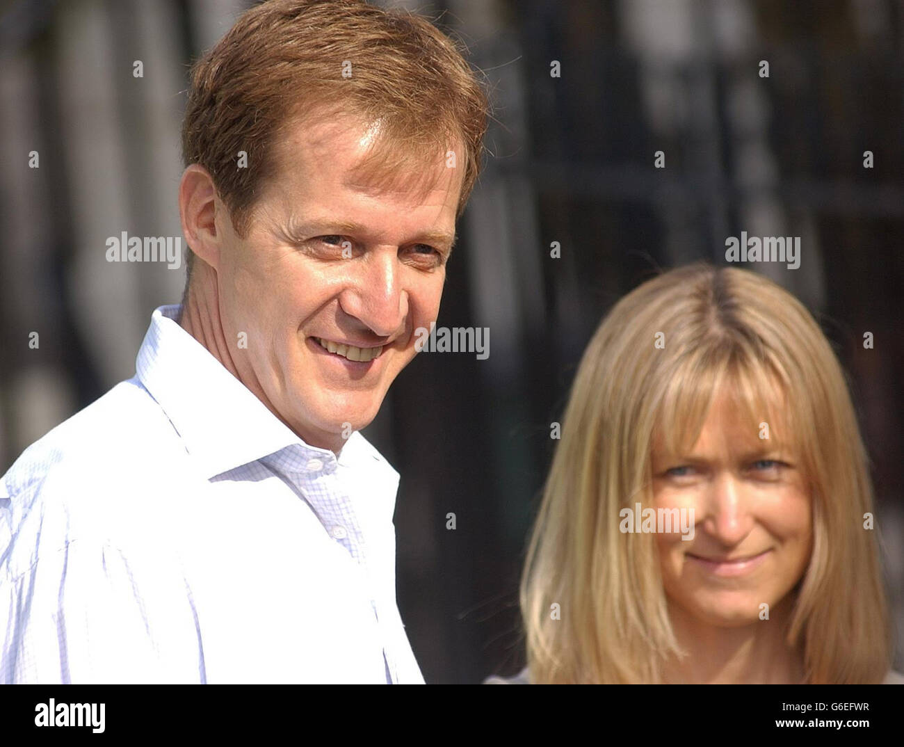 Alistair Cambell, le directeur des communications du gouvernement, et son partenaire Fiona Millar, faisaient partie de la foule qui s'est rassemblée pour voir Nelson Mandela rendre un hommage personnel à deux militants anti-apartheid de premier plan dans leur ancienne maison de Camden, dans le nord de Londres. * l'ancien président sud-africain dévoilait une plaque bleue au 13 Lime Street où Ruth First et son mari, Joe Slovo, vivaient entre 1966 et 1978. 29/08/03 Campbell démissionnera à titre de directeur des communications et de la stratégie du gouvernement, a déclaré Downing Street. Banque D'Images