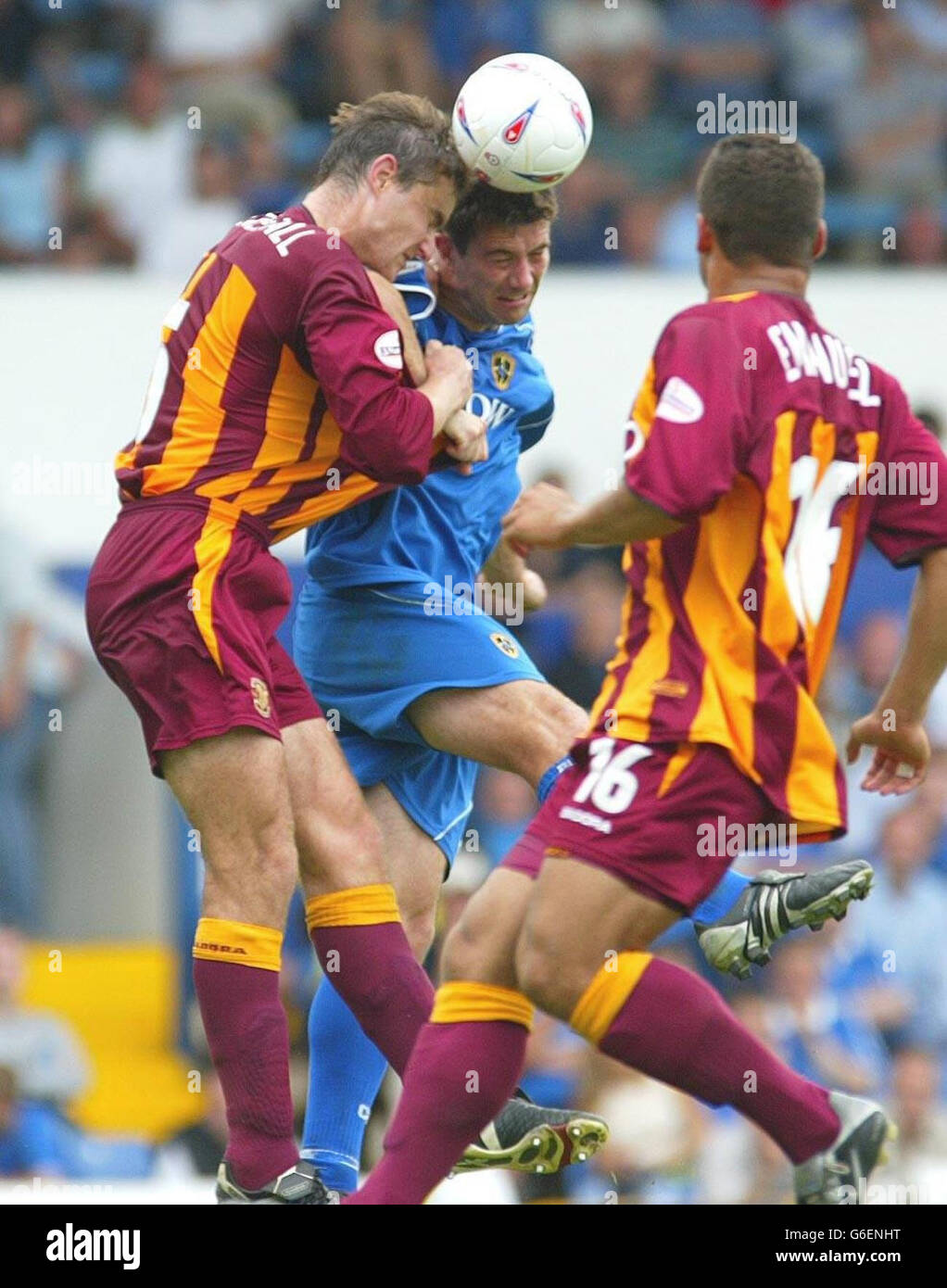 David Wetherall, de Bradford, et Alan Lee, de Cardiff, se lancent dans le ballon lors du match de la Nationwide Division One au parc Ninian, à Cardiff. (Note finale 0-2) PAS D'UTILISATION DU SITE WEB DU CLUB OFFICIEUX. Banque D'Images