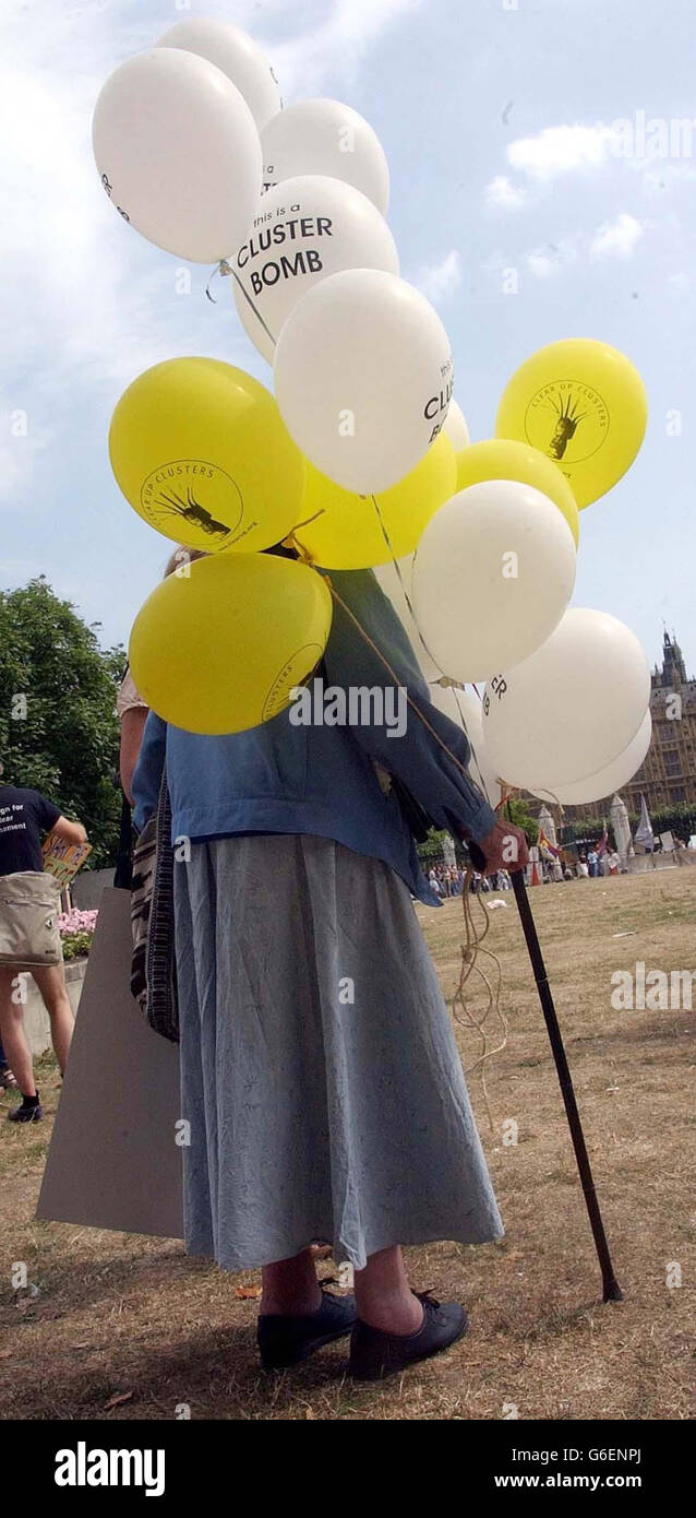 Une femme participe à la manifestation anti-bombe anti-groupe organisée par Children Against the War and Voices au Royaume-Uni sur la place du Parlement, dans le centre de Londres. Banque D'Images