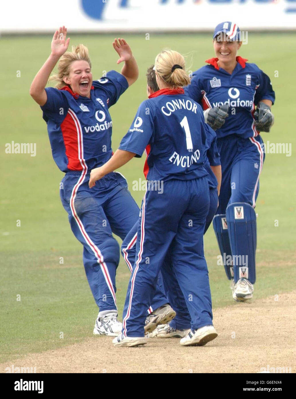 Hannah Lloyd (L), en Angleterre, célèbre après avoir attrapé une balle de Sune Van Zyle, en Afrique du Sud, lors de son match de série des femmes NatWest à Sophia Gardens à Cardiff le dimanche 17 2003 août. Banque D'Images