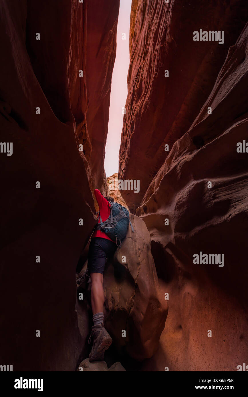 Little Wild Horse Canyon grimper sur technique boulder géant Banque D'Images