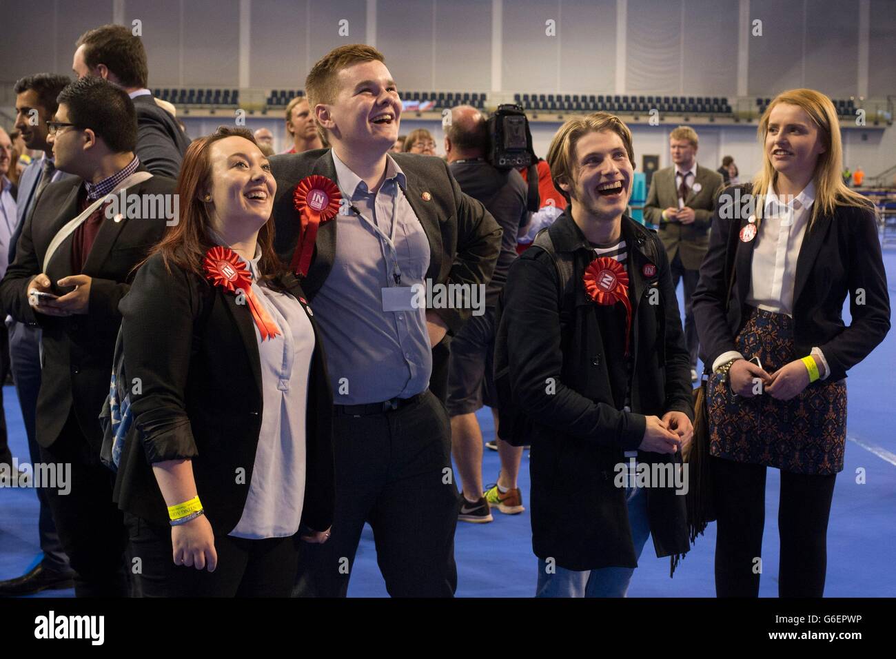 Les partisans de la campagne à célébrer l'audience sur les résultats à l'Emirates Stadium de Glasgow où les votes dans la région de Glasgow ont été comptés après la fermeture des bureaux dans l'Union européenne référendum. Banque D'Images