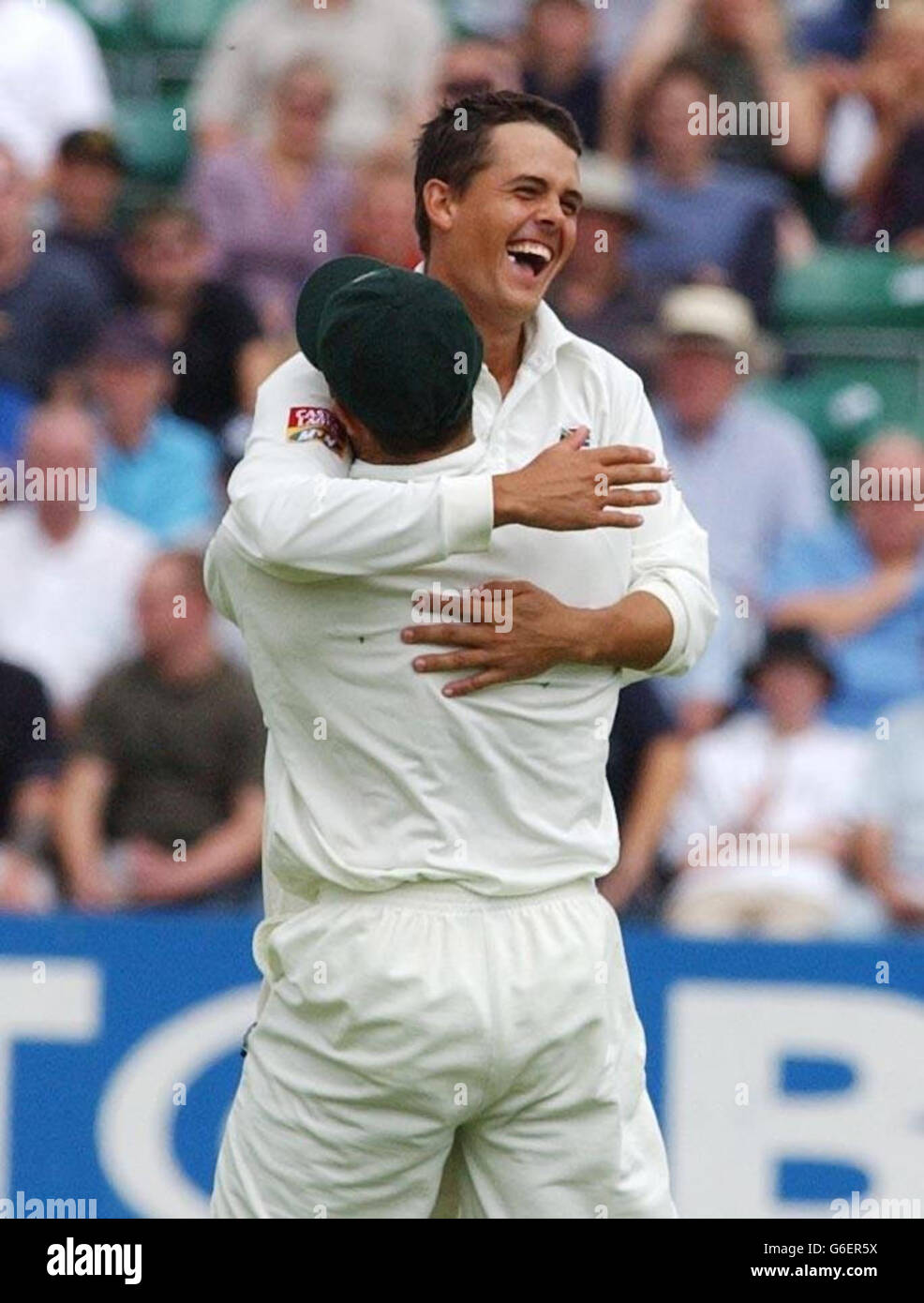 Jacques Rudolph (face à face), en Afrique du Sud, célèbre après avoir pris et Bowled Nasser Hussain, en Angleterre, en 42, au cours de la troisième journée du quatrième test de npower à Headingley, Leeds. Banque D'Images