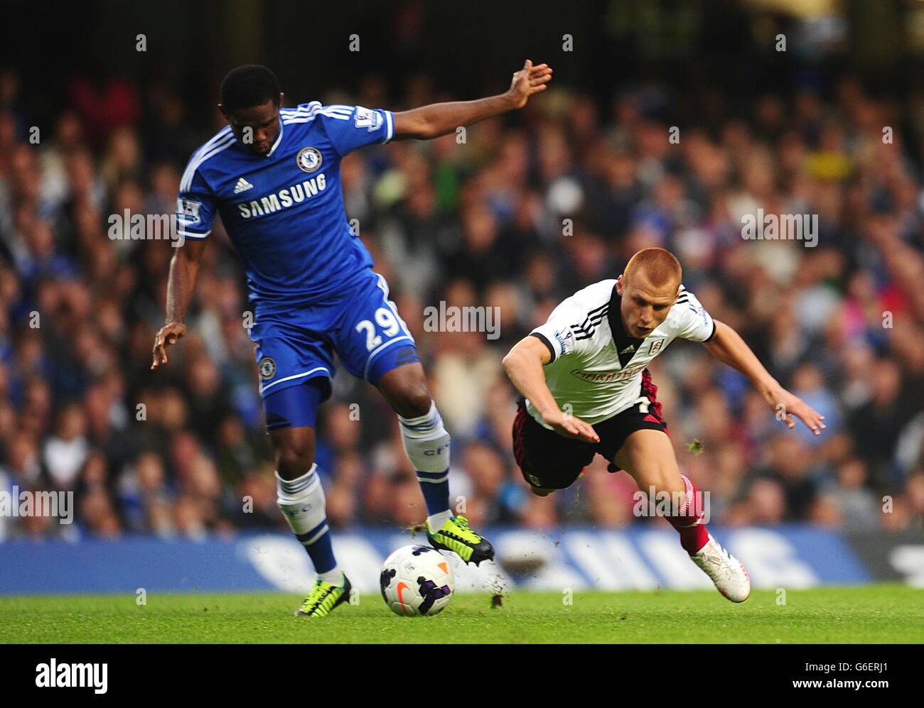 Samuel ETO'o de Chelsea (à gauche) et Steve Sidwell de Fulham se battent pour le ballon lors du match de la Barclays Premier League à Stamford Bridge, Londres. Banque D'Images