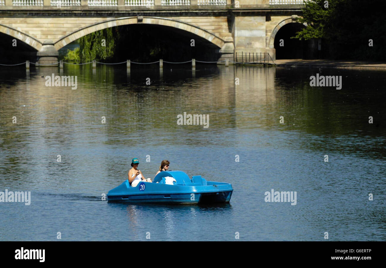Canotage sur la Serpentine à Hyde Park, dans le centre de Londres.Selon les experts météorologiques, la chaleur estivale s'est accrue et les températures devraient augmenter progressivement avant d'atteindre des sommets records.*...Les personnes en quête de soleil seront réticentes à revenir au travail, car les prévisionnistes prédisent les températures les plus chaudes de l’année jusqu’à présent au point culminant d’une mini vague de chaleur. Banque D'Images