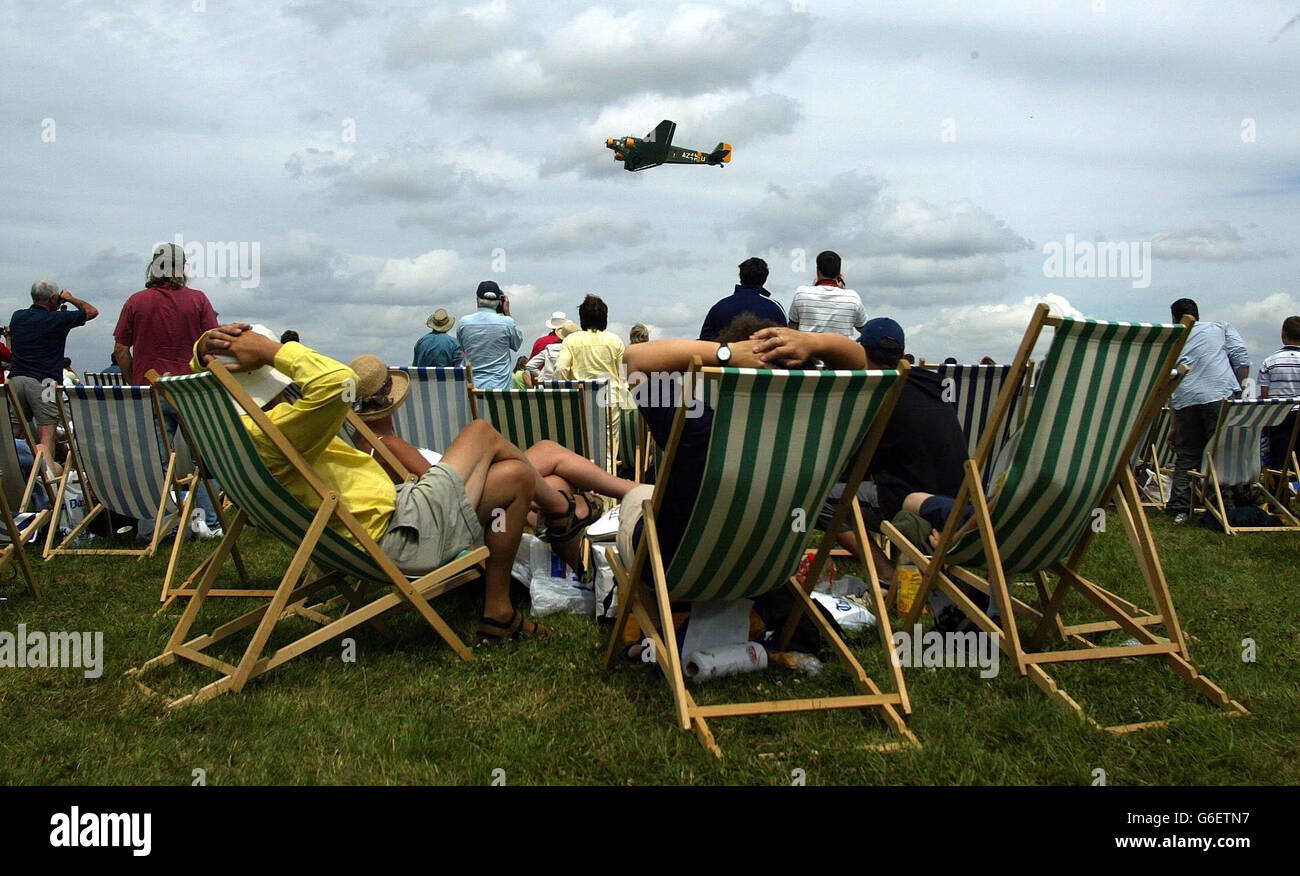 Les spectateurs au Royal International Air Tattoo regardent un Ju 52, utilisé comme avion de transport pendant la Seconde Guerre mondiale, survoler à Fairford dans Gloucestershire. Banque D'Images