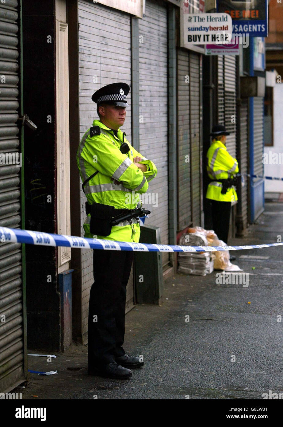 Un officier de police de Strathclyde se trouve à l'extérieur du poste de police de Shettleston à Glasgow, après qu'un homme armé non identifié a marché dans le poste de police de Shettleston dans le East End de Glasgow la nuit dernière et a abattu un PC John Cunningham, âgé de 53 ans, qui était au comptoir public. *..le policier était aujourd'hui gravement malade à l'hôpital. Banque D'Images