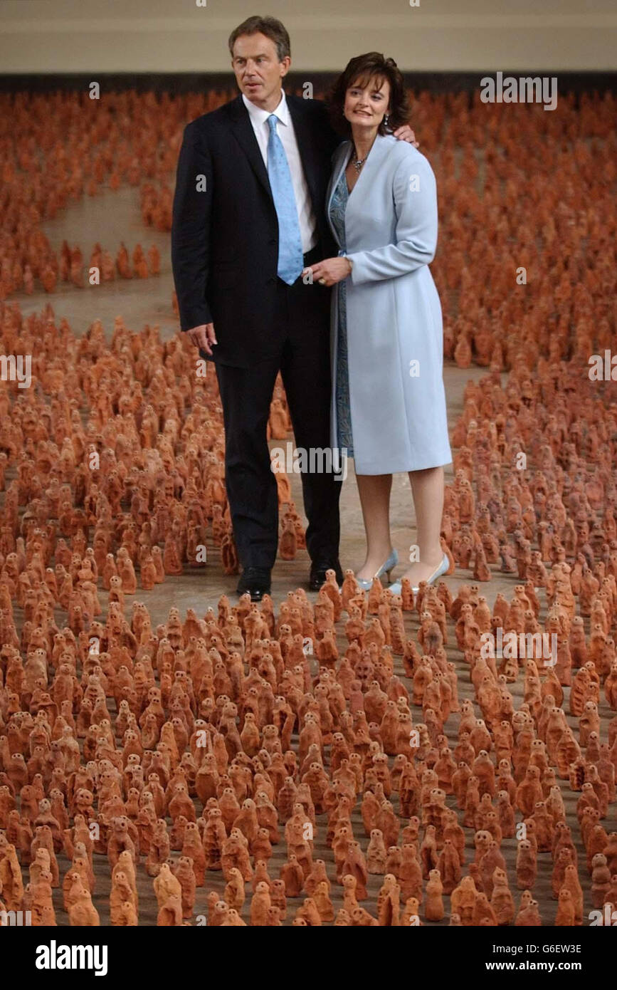 Le Premier ministre Tony Blair et sa femme Cherie voient une installation artistique de l'artiste britannique Antony Gormley, nommé « Asian Field » à Beijing, en Chine, où ils passent deux jours d'une semaine de visite de l'extrême-Orient au Japon, en Corée du Sud, en Chine et à Hong Kong. *..l'installation implique 160,000 figures d'argile faites par les villageois chinois. Banque D'Images