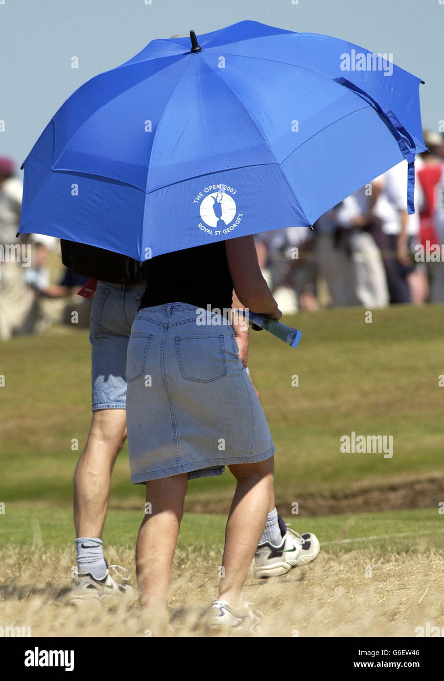 POUR NE PAS UTILISER DE TÉLÉPHONE MOBILE : les spectateurs utilisent un parapluie  de golf pour se protéger du soleil brûlant , lors de la troisième partie du  132e Open Championship au