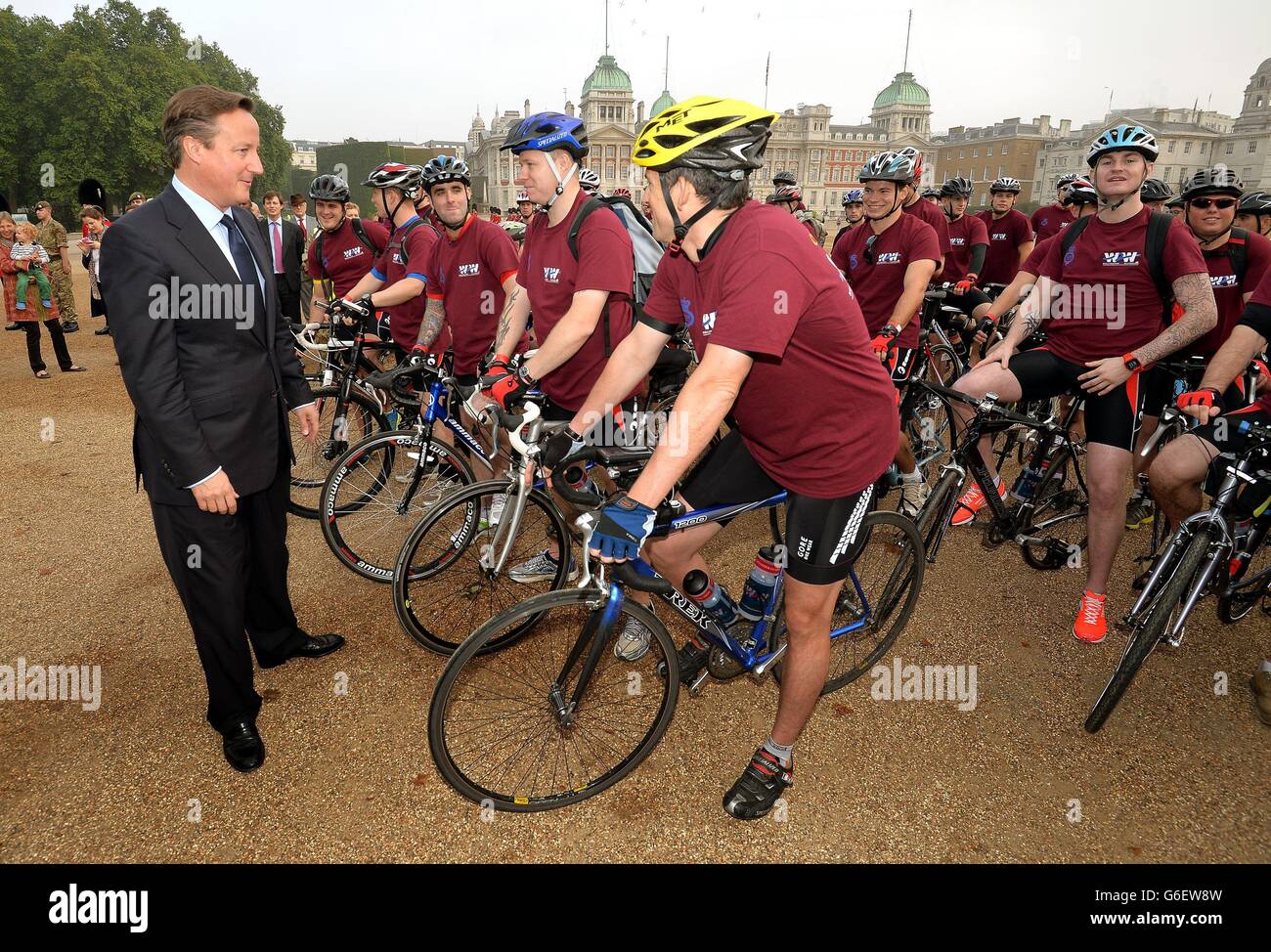 Le Premier ministre David Cameron s'entretient avec l'ancien et l'actuel Grenadier Guards avant de partir pour leur randonnée à vélo de charité depuis le terrain de parade des Horse Guards dans le centre de Westminster à Londres. 220 Grenadier Guards, dont des membres de leur famille et de leurs amis, font du vélo sur 233 miles de Londres à Waterloo en Belgique pour recueillir de l'argent pour leur Charité régimentaire, le Fonds du colonel, Grenadier Guards. Banque D'Images