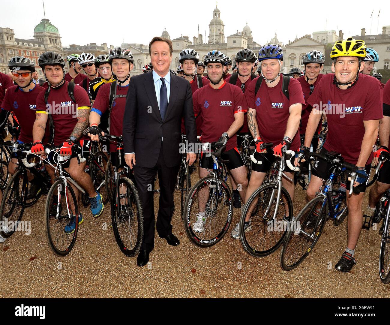 Le Premier ministre David Cameron s'entretient avec l'ancien et l'actuel Grenadier Guards avant de partir pour leur randonnée à vélo de charité depuis le terrain de parade des Horse Guards dans le centre de Westminster à Londres. 220 Grenadier Guards, dont des membres de leur famille et de leurs amis, font du vélo sur 233 miles de Londres à Waterloo en Belgique pour recueillir de l'argent pour leur Charité régimentaire, le Fonds du colonel, Grenadier Guards. Banque D'Images