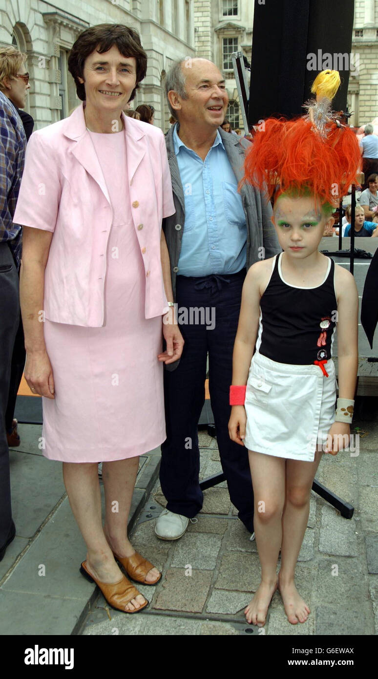 Estelle Morris, ministre des Arts, et Alice Lovell-Young, âgée de 9 ans, au stand Osadia, où des barbiers de Barcelone créent des sculptures de cheveux sauvages et merveilleuses, lors du festival des arts Free Time qui se tient dans la cour de Somerset House, dans le centre de Londres. Banque D'Images