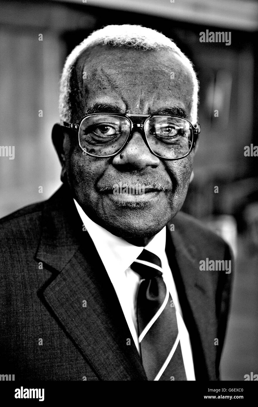 Cricket - LV=Championnat du comté - Division un - jour un - Surrey v Yorkshire - The Kia Oval.Sir Trevor McDonald, président du club de Surrey Banque D'Images