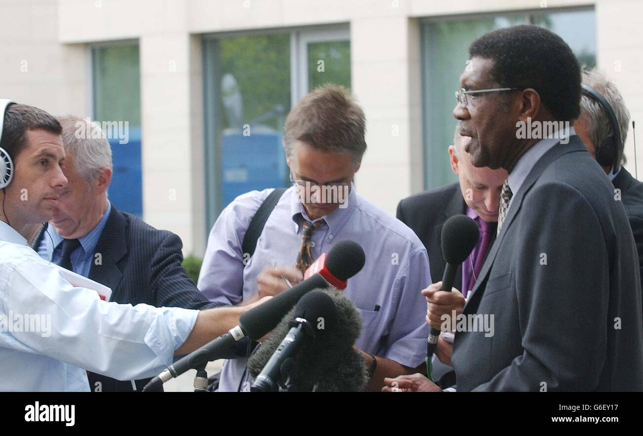 Le secrétaire général du TGWU, Bill Morris, s'entretient avec les journalistes après avoir quitté le siège de British Airways à Waterside Heathrow après avoir rencontré le directeur général du BA, Rod Eddington. *..les espoirs d'une fin à la bataille de carte de balayage de British Airways ont augmenté après les discussions de haut niveau a ouvert la voie à une nouvelle tentative de parvenir à un accord. Banque D'Images