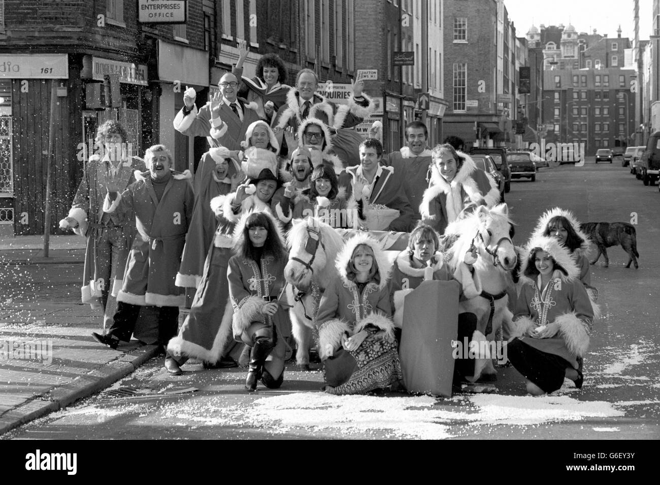Les stars de la saison de Noël d'ITV se réunissent à Londres. Au sommet se trouvent (l-r) Eric Morecambe, Jill Gascoine et Gordon Jackson. Banque D'Images