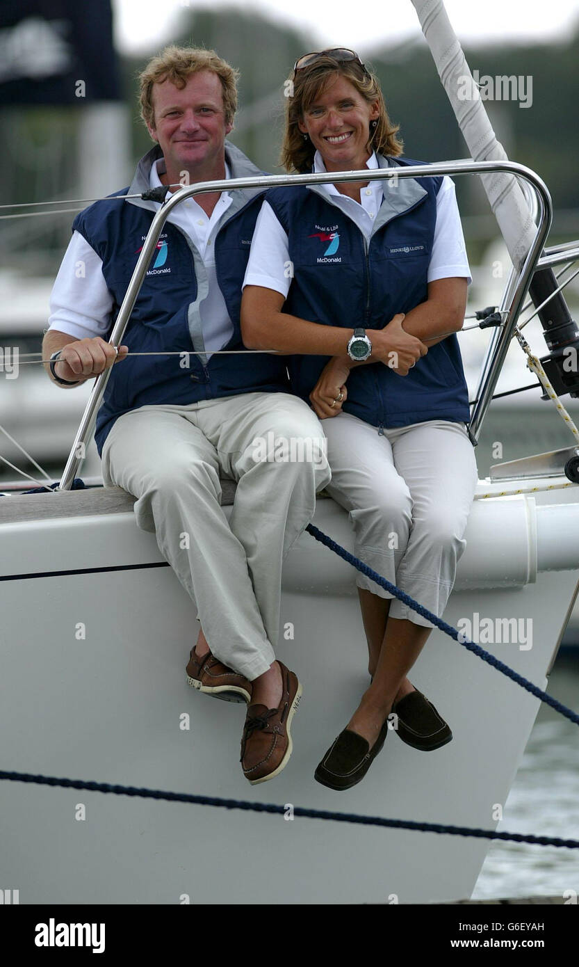 Les marins Neal et Lisa McDonald à Hamble, près de Southampton, où ils lancent une campagne de parrainage pour participer à la Volvo Ocean Race 2005. * ce sera la première fois que l'équipe de mari et de femme aura co-skipped un bateau dans le seul professionnel de la course mondiale. Dans l'événement de 2001, la paire a glissé des yachts séparés avec tous les hommes et toutes les équipes féminines. Banque D'Images