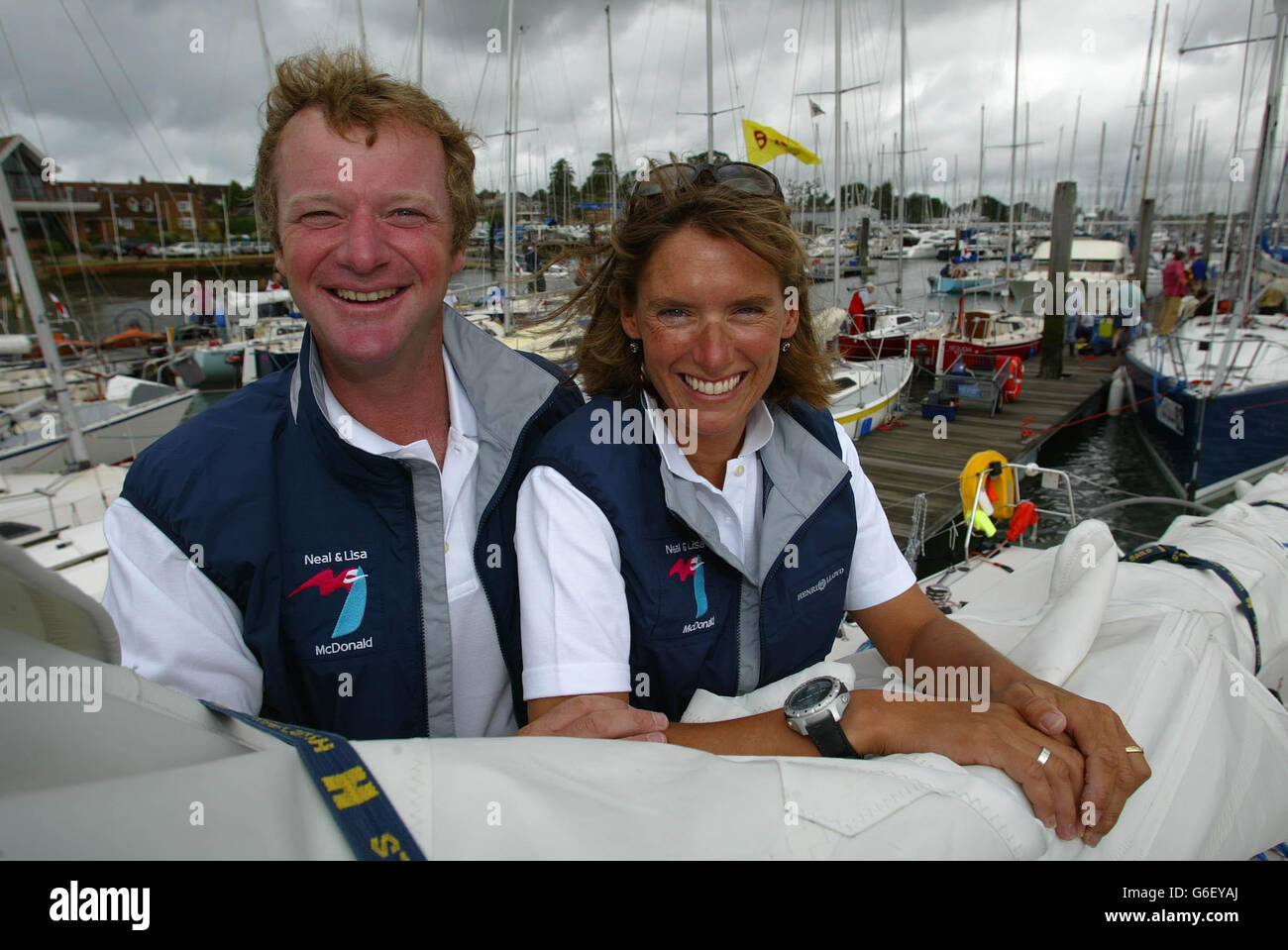 Les marins Neal et Lisa McDonald à Hamble, près de Southampton, où ils lancent une campagne de parrainage pour participer à la Volvo Ocean Race 2005. * ce sera la première fois que l'équipe de mari et de femme aura co-skipped un bateau dans le seul professionnel de la course mondiale. Dans l'événement de 2001, la paire a glissé des yachts séparés avec tous les hommes et toutes les équipes féminines. Banque D'Images