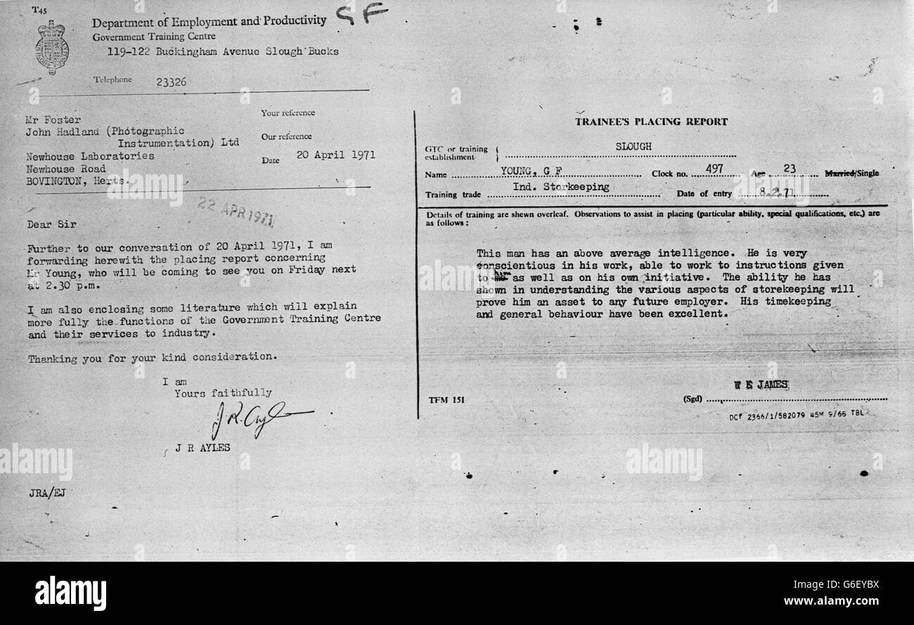 À gauche, une copie de la lettre datée du 20 avril 1971 du ministère de l'emploi et de la productivité aux employeurs éventuels de l'ancien détenu de Broadmoor Graham Young. Droit, une copie du rapport pertinent sur Young. Banque D'Images