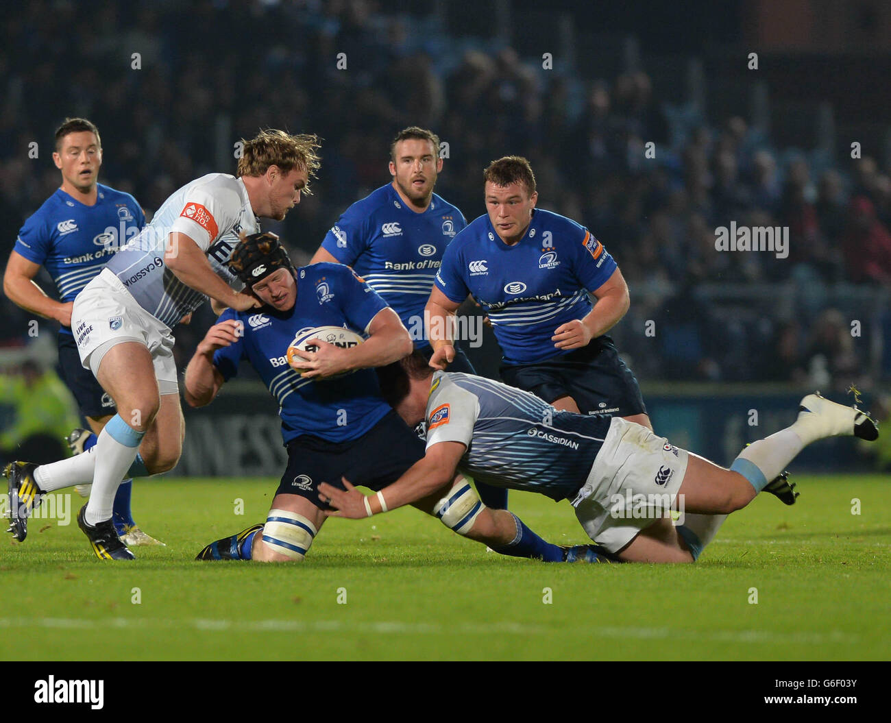 Tom Denton de Leinster Rugby est attaqué par Cardiff Blues Thomas Daviesi (à droite) et Kristian Dacey (à gauche) lors du match RapoDirect PRO12 à la RDS Arena, Dublin, Irlande. Banque D'Images