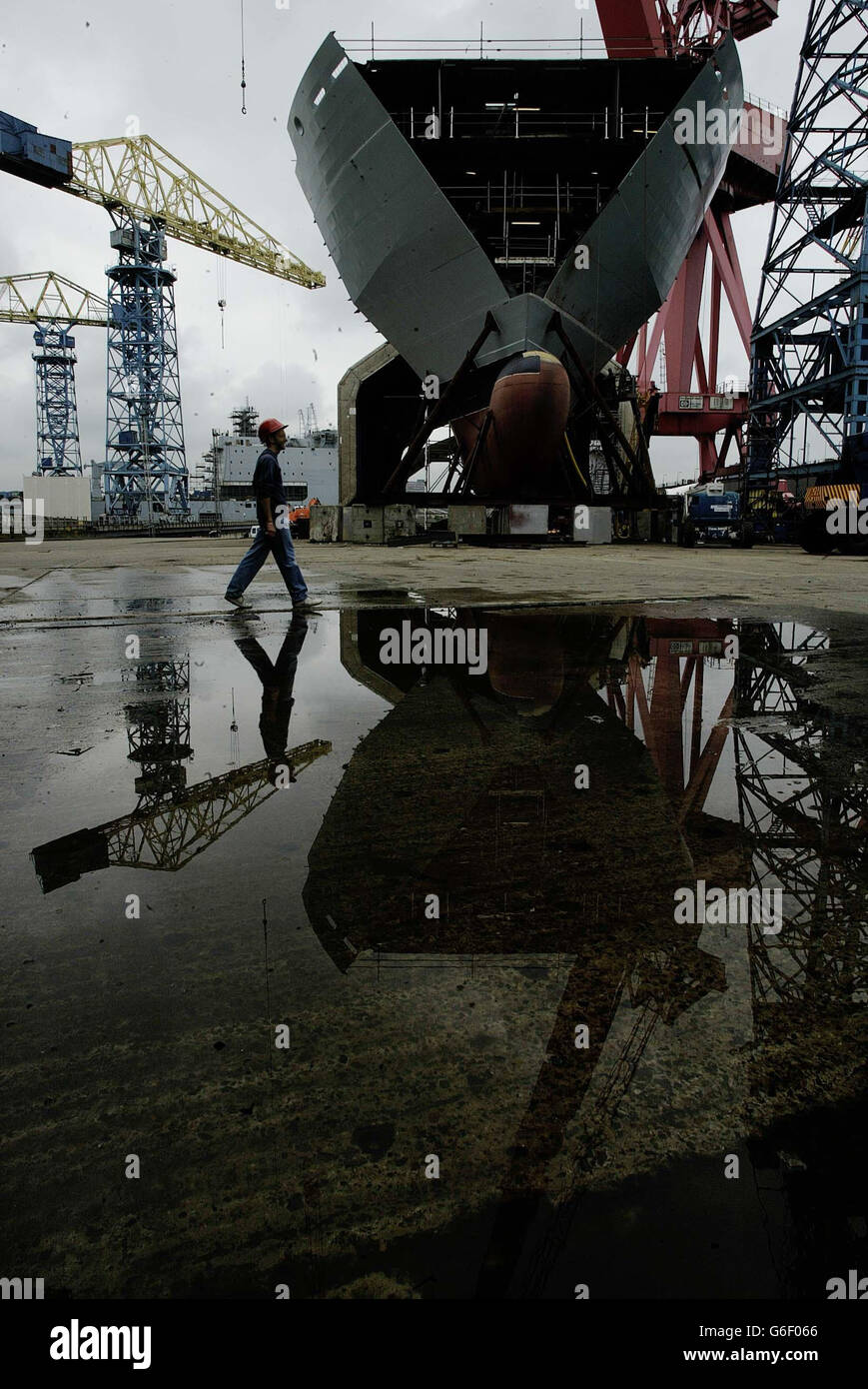 Le navire auxiliaire de la flotte royale de 22,000 tonnes, Largs Bay, a accoté au chantier naval Swan Hunter, à Wallsend. Le chantier a obtenu le contrat de 140 millions du ministère de la Défense en 2000, assurant son avenir et la relance de la construction navale dans le nord-est. Swan Hunter a conçu la baie de Largs maintenant terminée et le travail a commencé sur son navire jumeau la baie de Lyme. Un porte-parole du ministère de la Défense a déclaré: 'RFA Largs Bay est conçu pour amener les troupes, les véhicules et l'équipement directement là où ils sont le plus nécessaire, pour des missions opérationnelles ou humanitaires. 2/4/04: Chantier naval Swan Hunter sur la Tyne dont le directeur général Jaap Banque D'Images