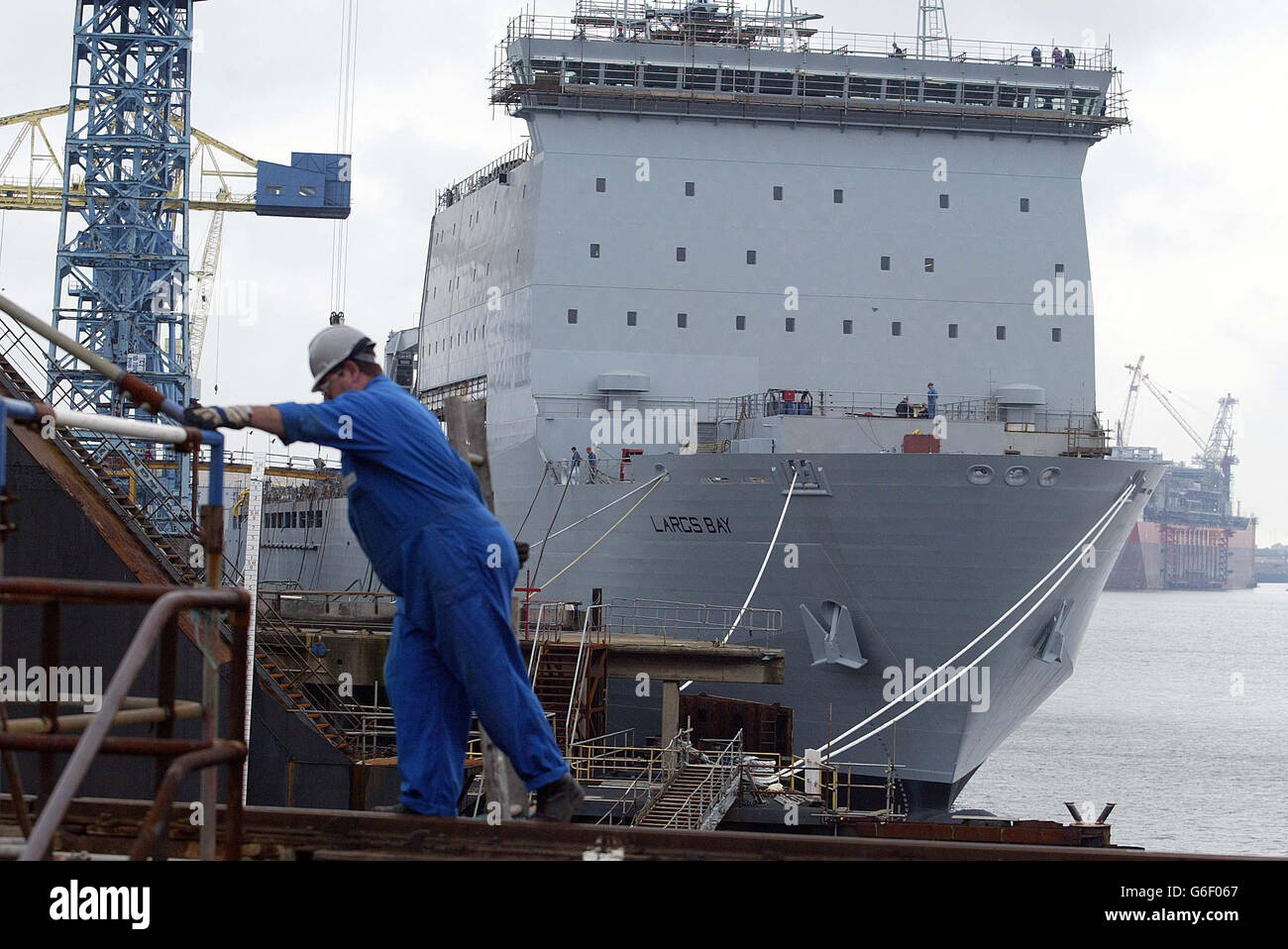 Le navire auxiliaire de la flotte royale de 22,000 tonnes, Largs Bay, a accoté au chantier naval Swan Hunter, à Wallsend. Le chantier a obtenu le contrat de 140 millions du ministère de la Défense en 2000, assurant son avenir et la relance de la construction navale dans le nord-est. * Swan Hunter a conçu la Baie Largs maintenant terminée et le travail a commencé sur son navire jumeau la Baie de Lyme. Un porte-parole du ministère de la Défense a déclaré: 'RFA Largs Bay est conçu pour amener les troupes, les véhicules et l'équipement directement là où ils sont le plus nécessaire, pour des missions opérationnelles ou humanitaires. Banque D'Images