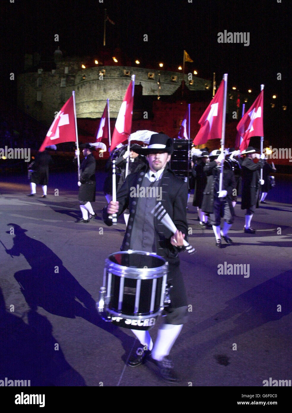 Le corps de tambour Top Secret de Suisse produit une exposition électrique de percussions dynamiques, pendant la nuit de prévisualisation des Tatoo militaires d'Édimbourg au château d'Édimbourg, à Édimbourg. Banque D'Images