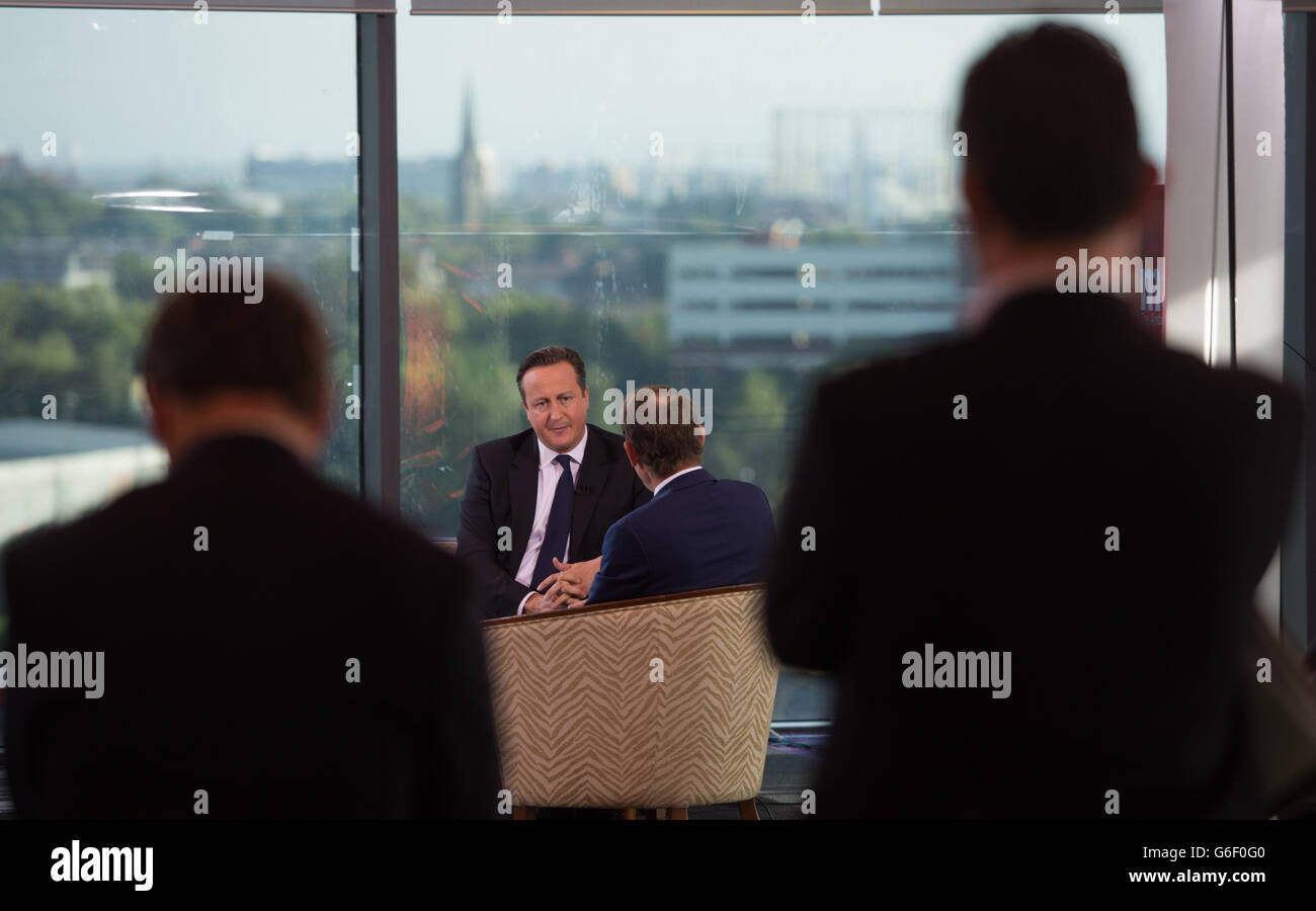 Le Premier ministre David Cameron (au centre), interviewé par Andrew Marr, apparaît dans le programme des affaires courantes de la BBC, l'exposition Andrew Marr à Manchester, avant le début de la conférence annuelle du Parti conservateur. Banque D'Images
