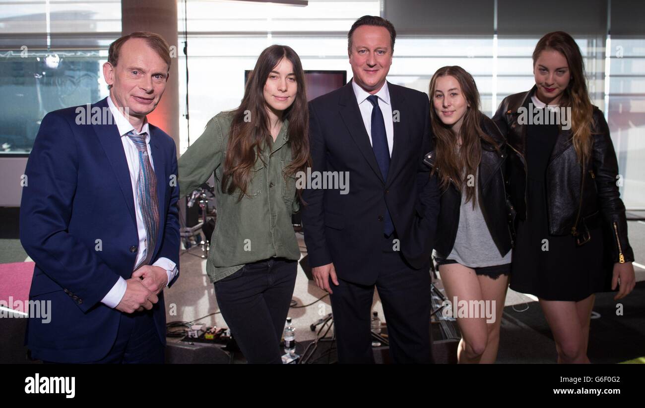 Andrew Marr (à gauche) et le Premier ministre David Cameron avec le groupe de rock Haim, qui a fait leur apparition dans le programme des affaires courantes de la BBC, le spectacle Andrew Marr à Manchester, avant le début de la conférence annuelle du Parti conservateur. Banque D'Images
