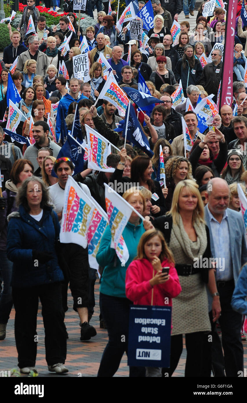 Les membres de NUT et NASUWT à Victoria Square, Birmingham, au cours d'une journée de grève par des milliers d'enseignants dans quatre régions anglaises au sujet de la rémunération, des pensions et des conditions de travail. Banque D'Images
