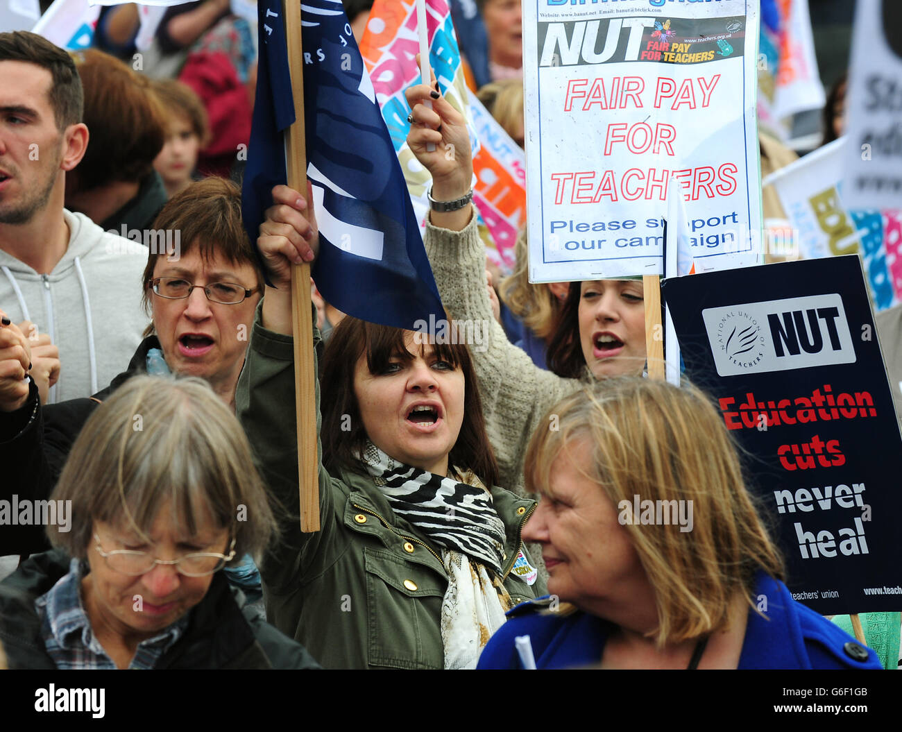 Les membres de NUT et NASUWT à Victoria Square, Birmingham, au cours d'une journée de grève par des milliers d'enseignants dans quatre régions anglaises au sujet de la rémunération, des pensions et des conditions de travail. Banque D'Images